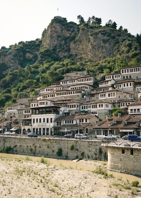 Veduta delle tipiche case ottomane bianche a terrazze di Berat