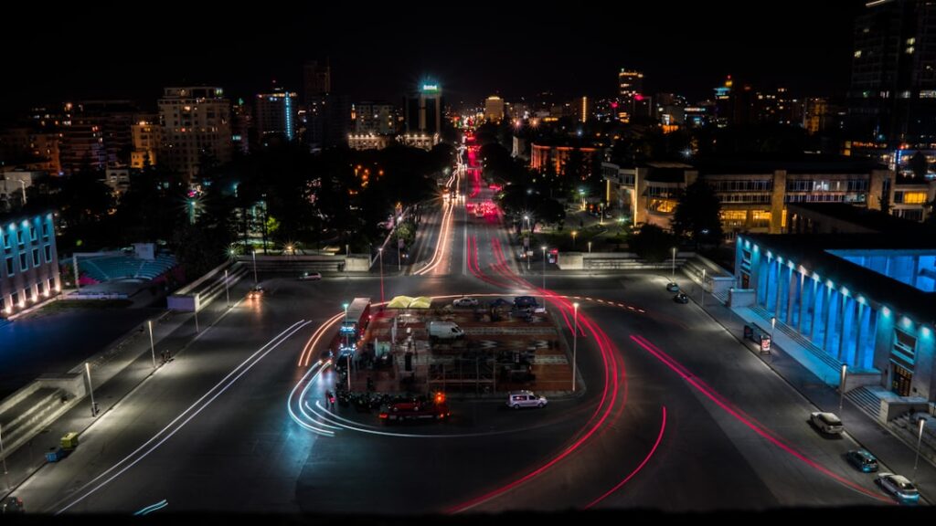 Piazza Skanderbeg vista notturna, luci e persone