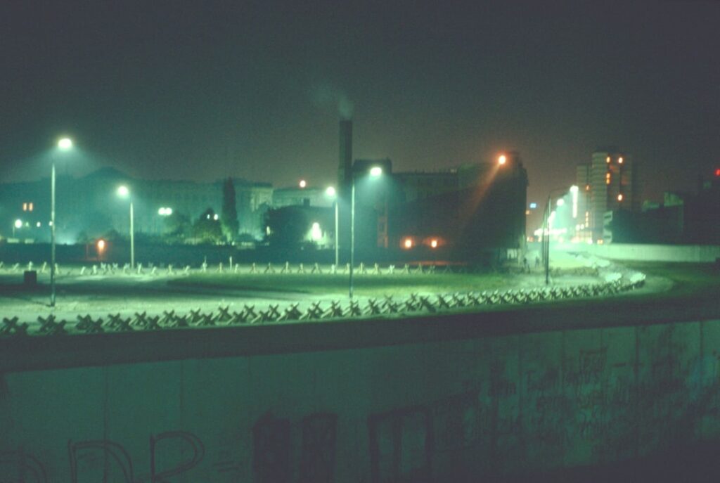 Area industriale di Kombinat a Tirana di notte