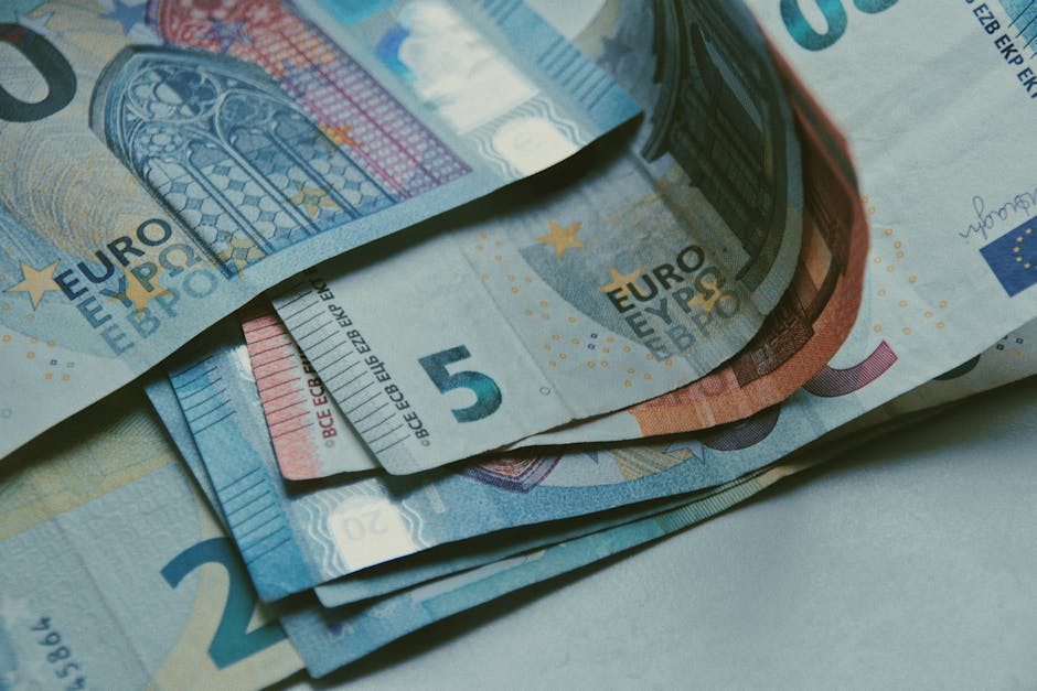 Banconote in euro impilate, primo piano, consigli per pagare in Albania