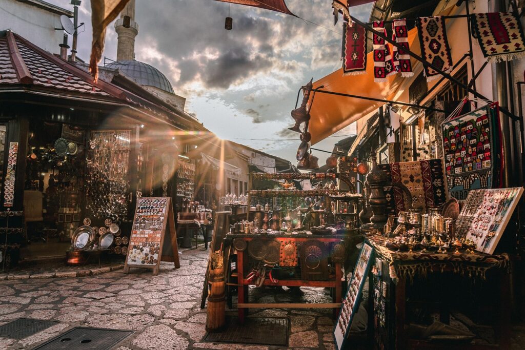 Marché artisanal dans un bazar ancien d'Albanie au soleil couchant