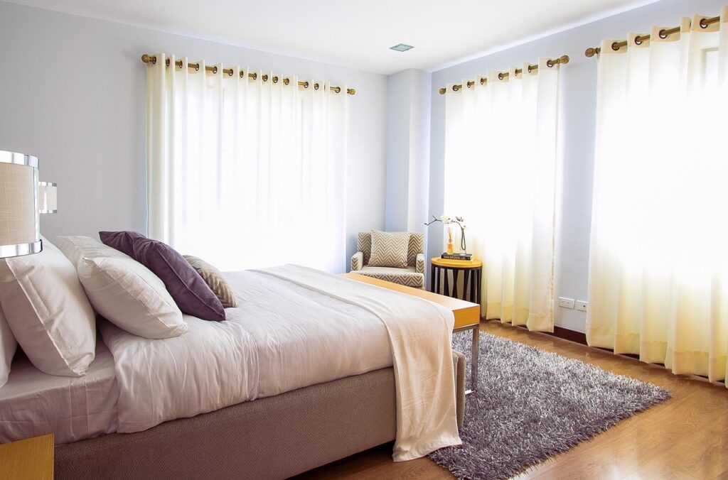 Camera d'albergo luminosa con letto matrimoniale, stile moderno in Albania