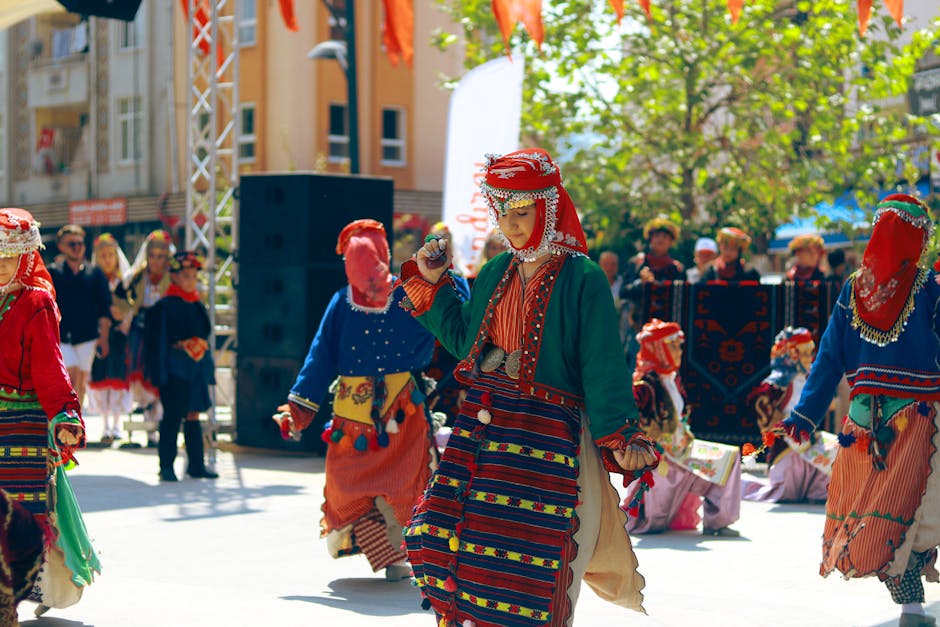 Groupe de danseurs en tenues traditionnelles folkloriques lors d'un festival en Albanie