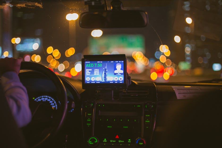 Vue intérieure d'un taxi la nuit, compteur numérique et feux flous
