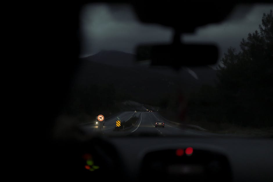 Route de campagne sombre vue depuis l'habitacle d'un taxi la nuit