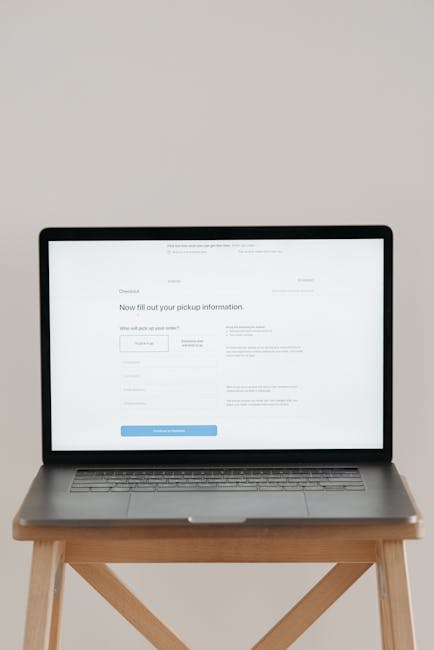 Portatile su sgabello che mostra modulo di prenotazione autobus online per Albanie