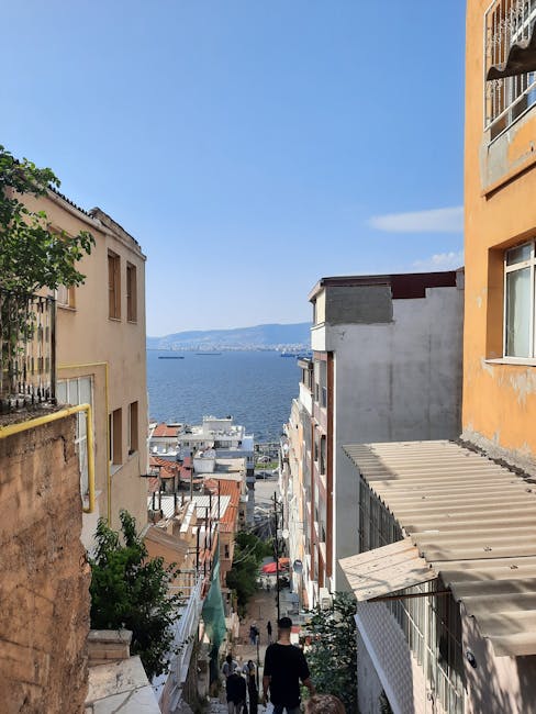 Scalinata tra edifici che scende verso il mare in Albania