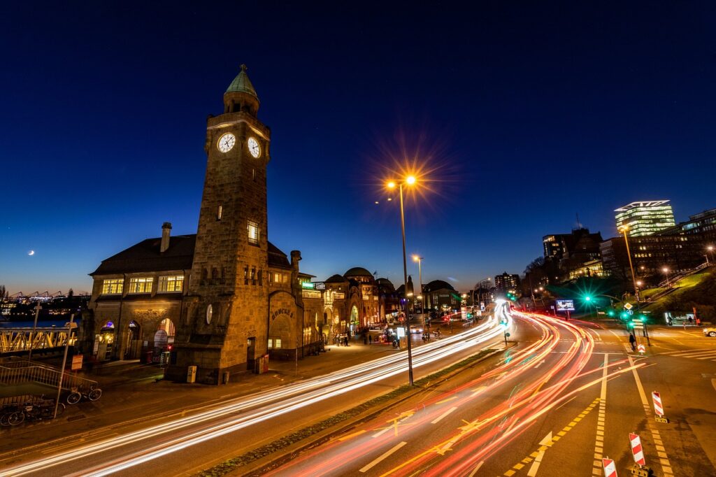 Place urbaine illuminée à la tombée de la nuit avec tour d'horloge
