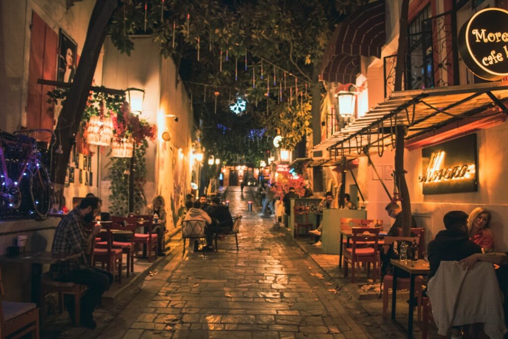 Via di Blloku con caffè e vita notturna