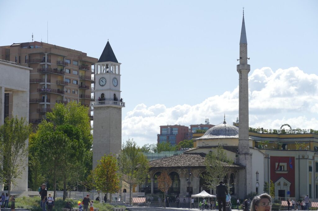 Tour de l'horloge et mosquée à Tirana, Albanie, place animée