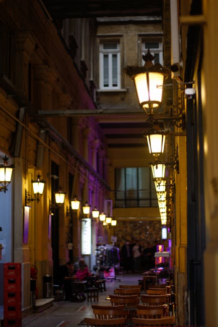 Allée couverte nocturne aux lanternes et terrasses, Albanie