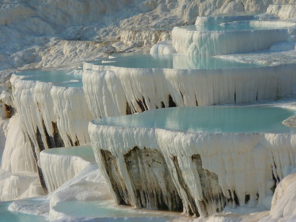 Terrasses de travertin aux bassins turquoise, paysage naturel évoquant Pamukkale