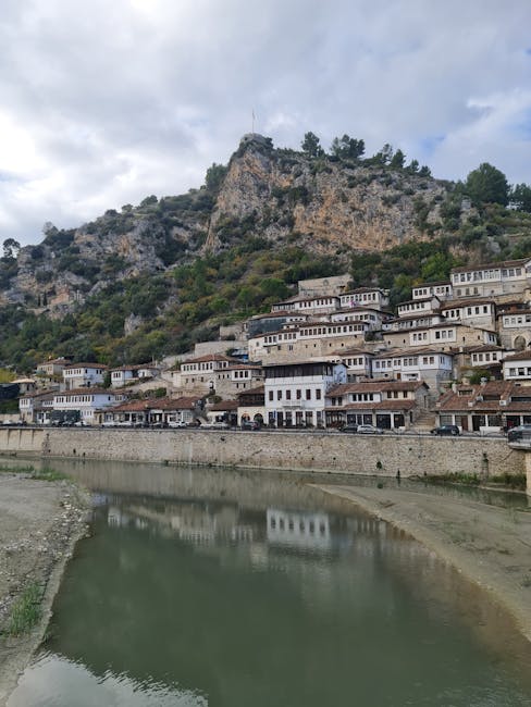 Maisons ottomanes blanches de Berat, Albanie, alignées le long de la rivière