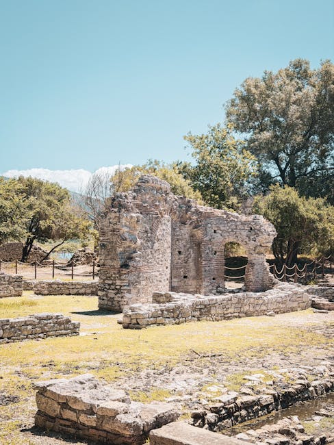 Ruderi in pietra circondati da alberi e vegetazione tipica dell'Albania
