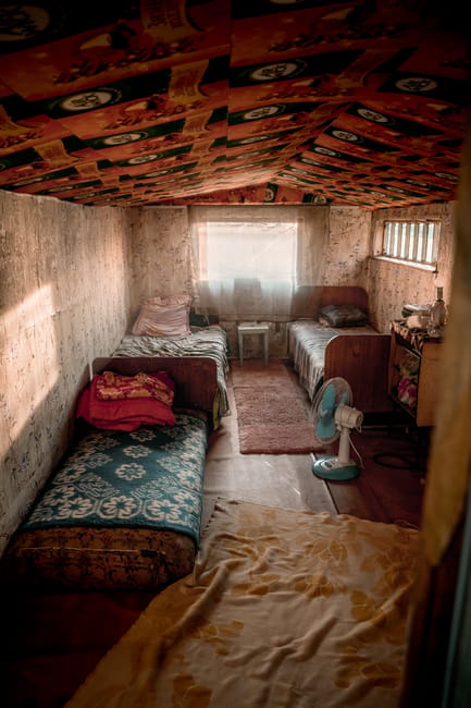 Intérieur d'un petit dortoir rustique avec plusieurs lits en Albanie