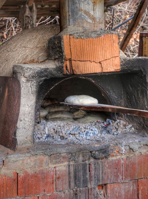 Pains cuisant dans un four traditionnel en Albanie