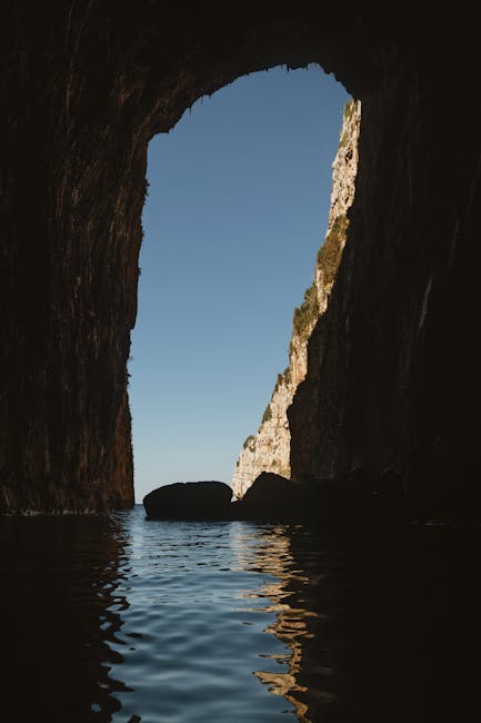 Ouverture d'une grotte marine laissant voir la mer et rochers en Albanie