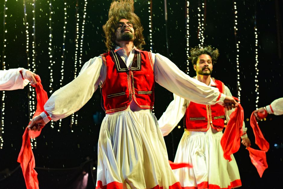 Danseurs en costume traditionnel albanais, vestes rouges et jupes blanches