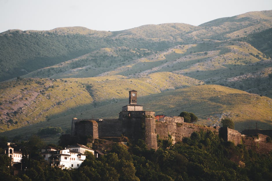 Fortezza storica con torre dell'orologio arroccata sulle colline dell'Albania