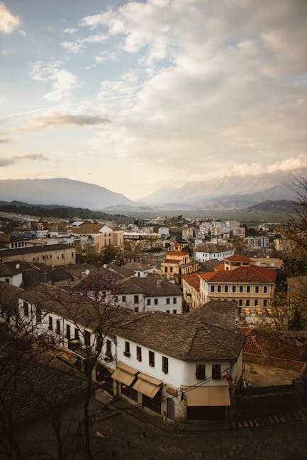 Toits en pierre et maisons traditionnelles d'une ville albanaise entourée de montagnes
