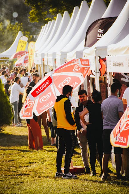 Stands gastronomiques et parasols Algida lors d'un festival en Albanie
