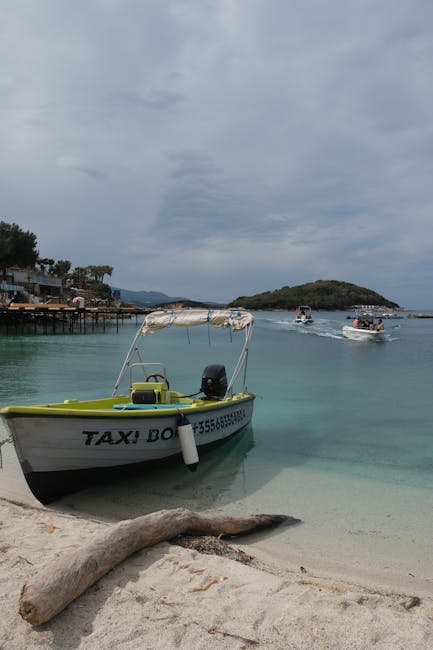 Bateau-taxi amarré dans une crique aux eaux transparentes en Albanie