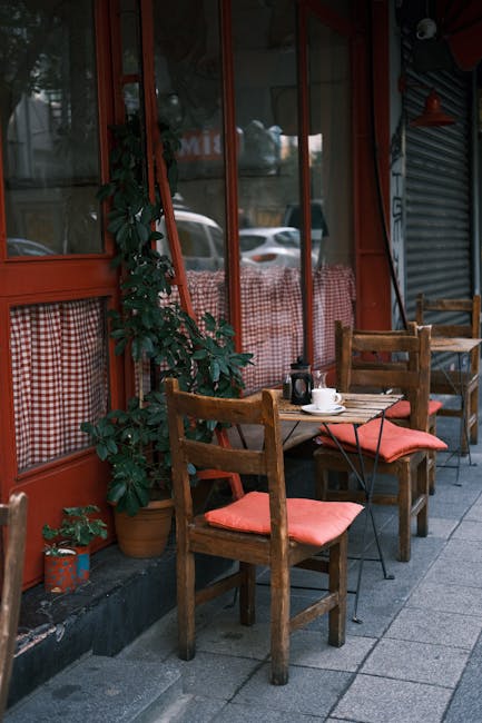 Terrasse de café avec chaises en bois et tasse posée, Albanie