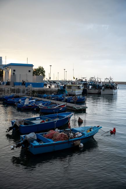Petits bateaux de pêche bleus dans le port d'une ville albanaise