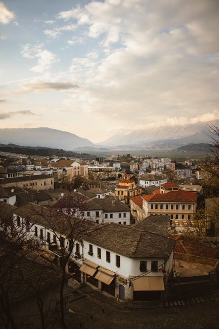 Panorama des toits historiques de Gjirokastër avec montagnes en arrière-plan