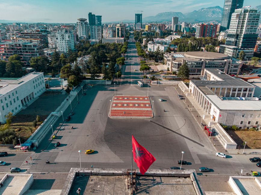 Vue aérienne de Tirana avec large drapeau albanais sur la place