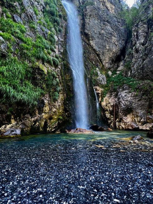 Cascade encaissée dans des falaises, bassin d'eau clair en Albanie