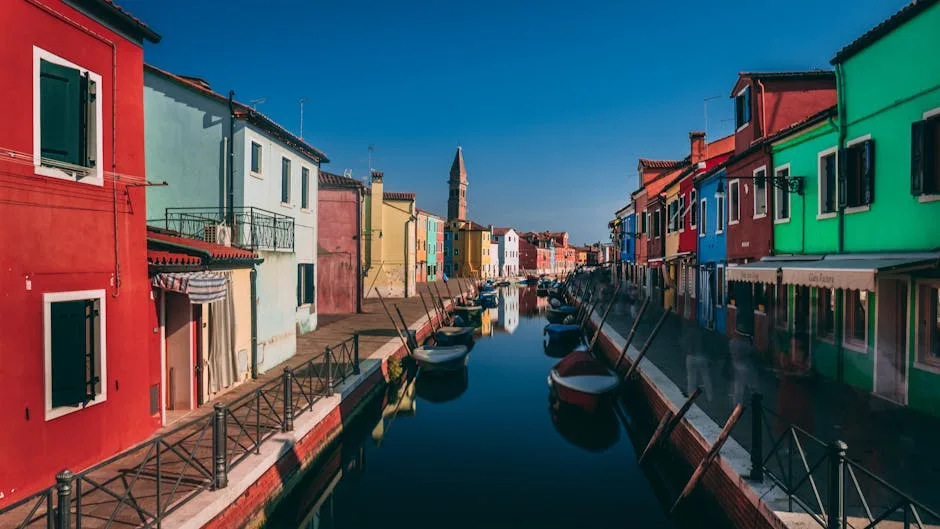 Maisons aux façades colorées bordant un canal étroit à Burano