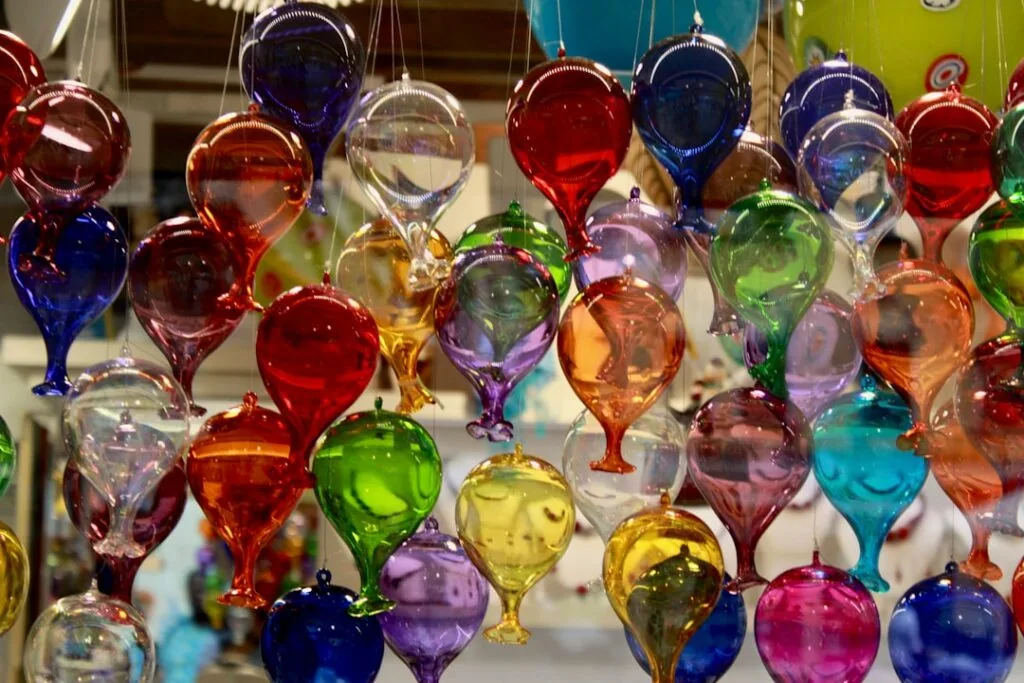 Boules de verre colorées suspendues, artisanat de Murano visible