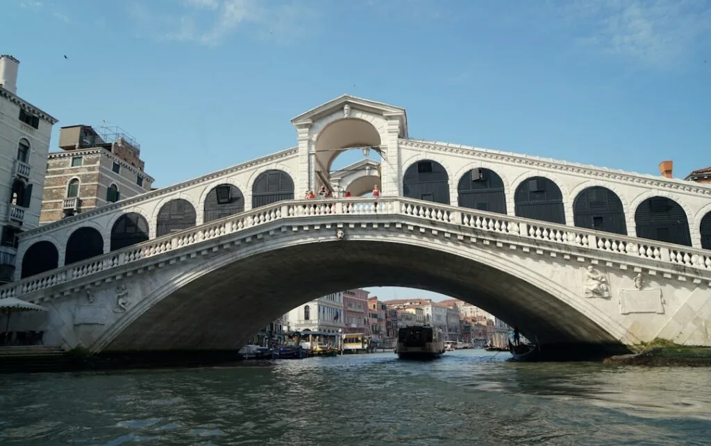 Le pont du Rialto enjambant le Grand Canal à Venise