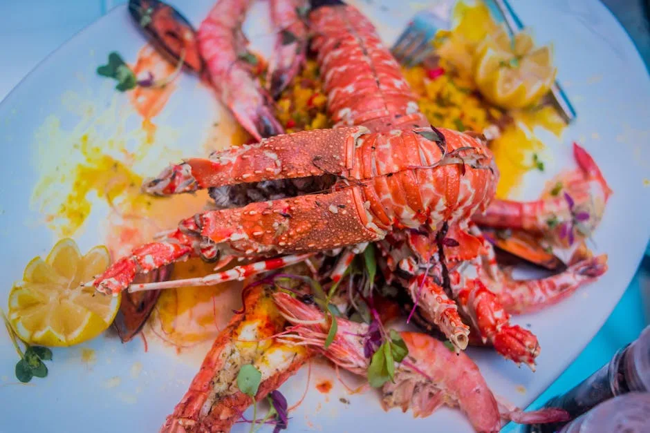 Assiette de crustacés grillés et langouste, quartiers de citron, à Venise.