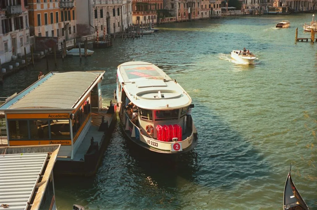 Vaporetto amarré à l’arrêt Accademia sur le Grand Canal à Venise