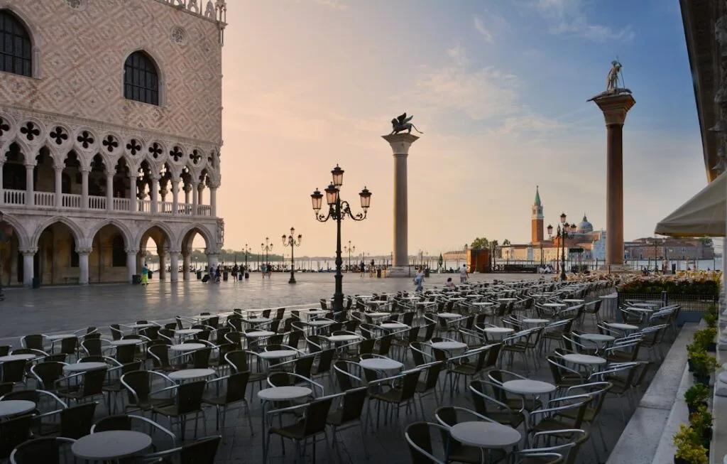 Terrasses vides de cafés sur la place Saint-Marc à Venise