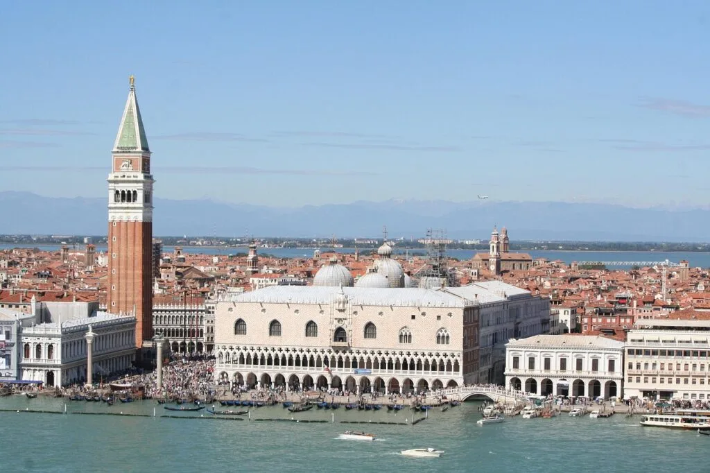 Vue aérienne de la place Saint-Marc et du Palais des Doges à Venise