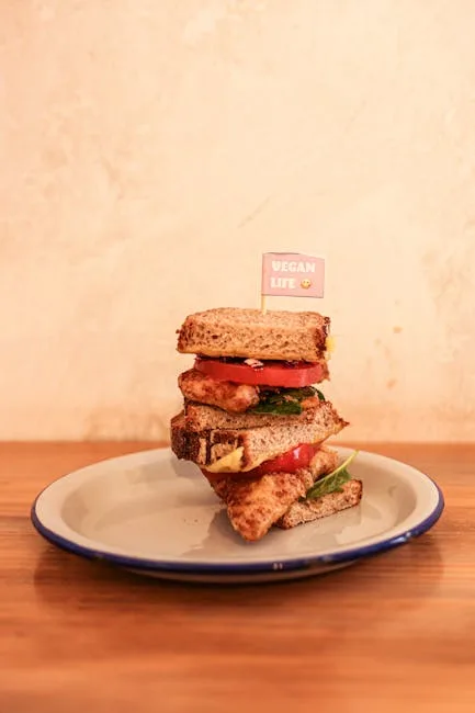 Sandwich club végétalien sur assiette, drapeau « Vegan Life » planté