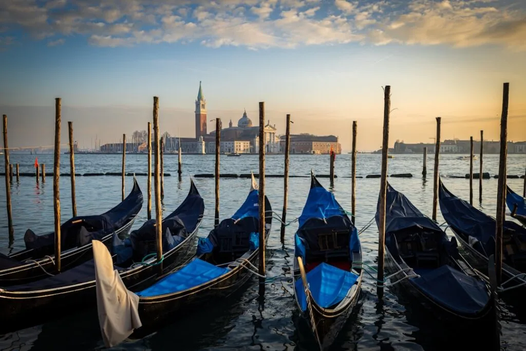 Gondoles amarrées au premier plan, San Giorgio Maggiore en arrière-plan à Venise