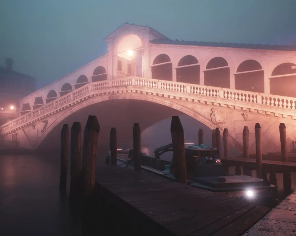 Pont du Rialto baigné de brume, embarcadère éclairé au crépuscule à Venise