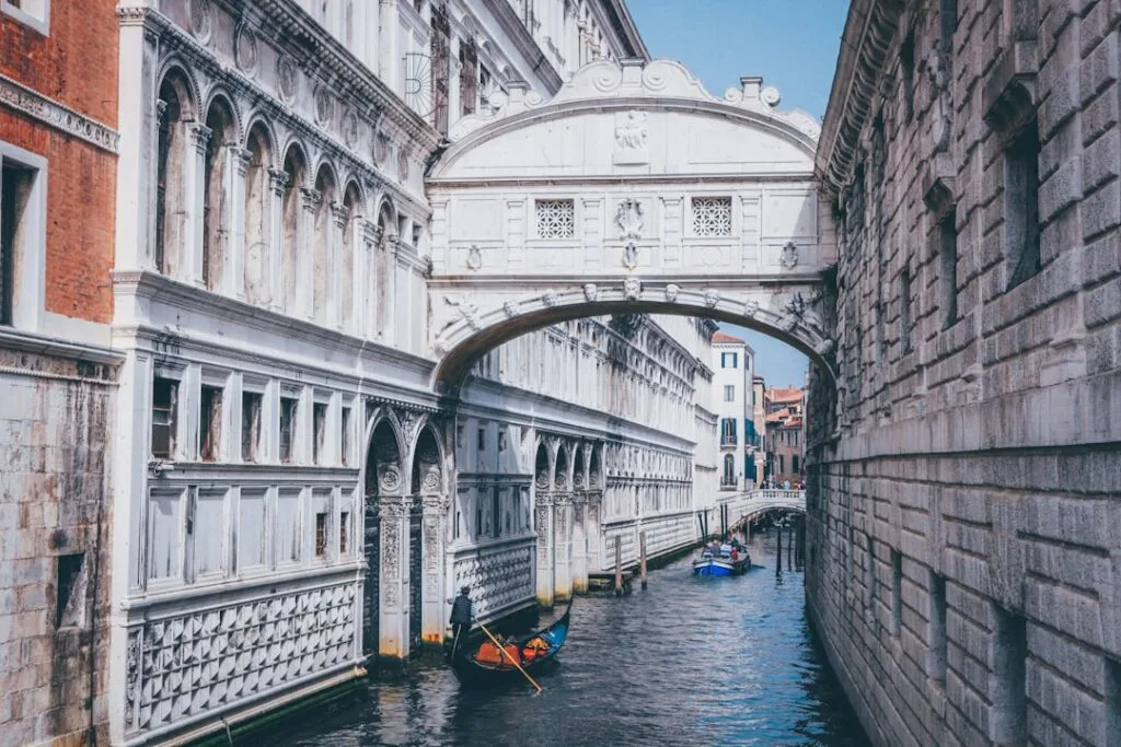Pont des Soupirs à Venise surplombant un étroit canal et gondoles