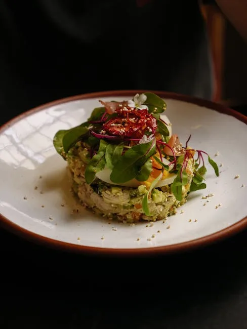 Cicchetto végétalien raffiné servi en cercle sur assiette blanche