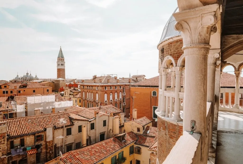 Vue depuis une loggia vénitienne, Campanile de Saint-Marc à l'horizon.