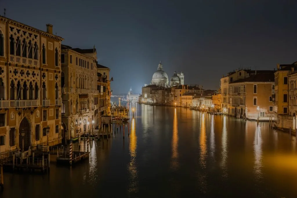 Grand Canal de Venise la nuit, reflets dorés et basilique