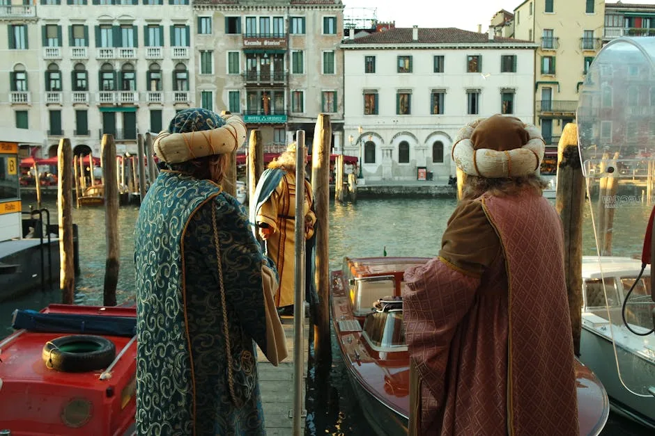 Trois personnages en costumes historiques sur un quai du Grand Canal à Venise