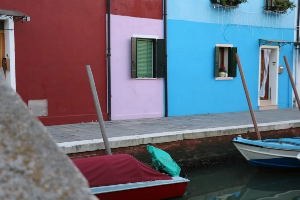 Façades colorées et barques amarrées le long d'un canal à Burano