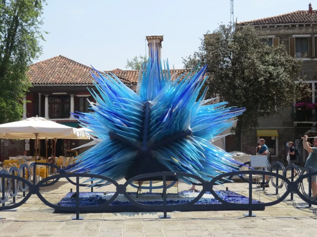 Grande sculpture en verre bleu de Murano installée sur une place