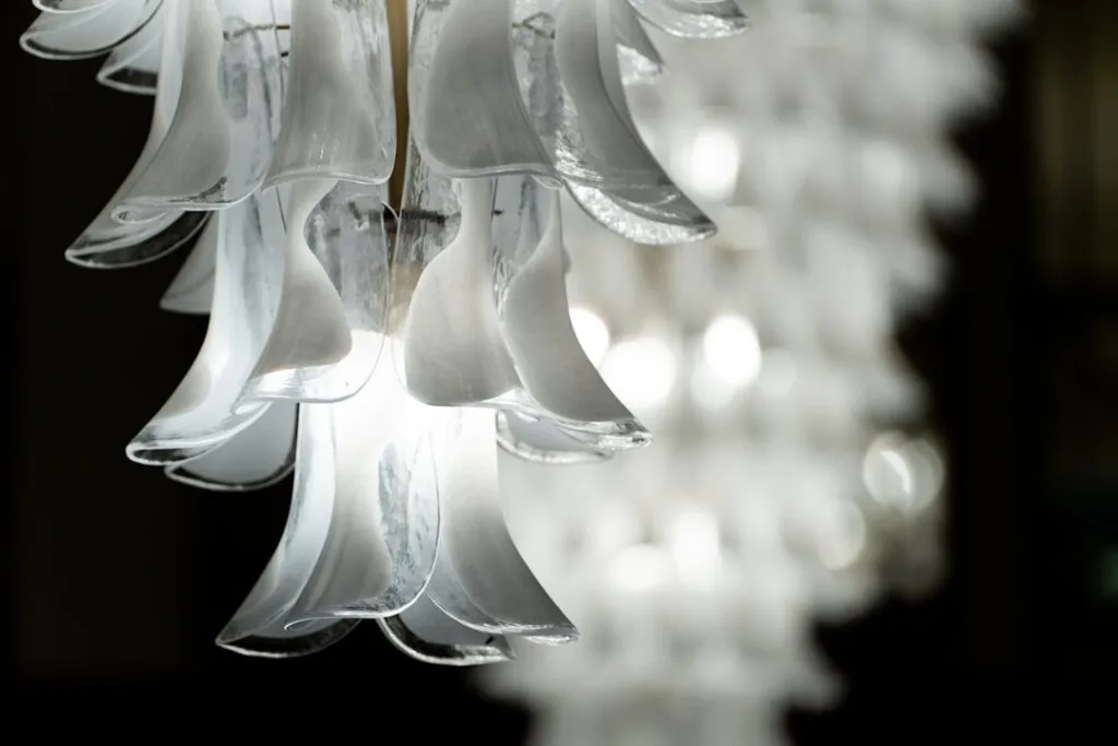 Détails de lustre en verre soufflé blanc de Murano, à Venise