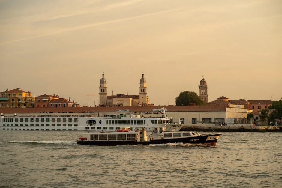Vaporetto naviguant devant les quais et clochers de Venise au coucher